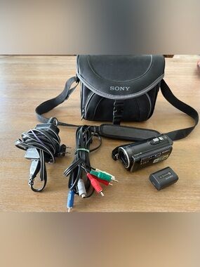 Sony Handycam HDR-CX110 HD Camcorder Video Camera Black Accessories - EXCELLENT